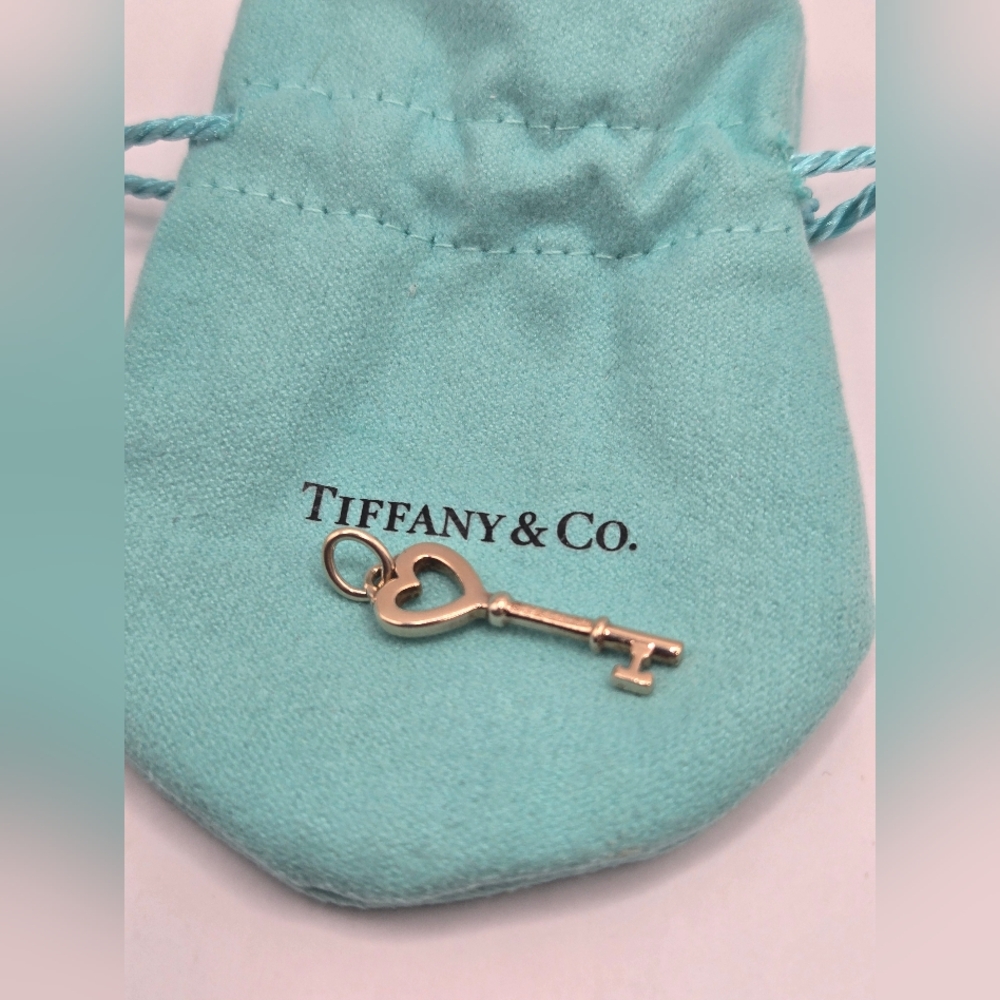Tiffany & Co. 18kt Rose Gold Mini Heart Key Pendant - Picture 2 of 7